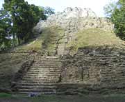 Die grsste Pyramide Lamanais mit 33m Hhe ist N10-43. Sie trgt oben eine Hauptcella, flankiert von 2 kleineren Tempeln.