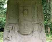 Detailansicht von Stele K. Der gedrungene und mit kindlichen Gesichtszgen dargestellte 16. Frst von Quirigua hat diese Stele im Jahr 805 AD aufgestellt.