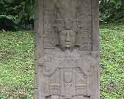 Die Stele C von Quirigua zeigt ebenfalls den 14. Frsten Chaah Bitun Ka'an auch Cauac Sky genannt.  Sie wurde zeitgleich mit Stele A aufgestellt.
