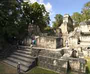 Wohngebude bzw. Palste der zentralen Akropolis von Tikal