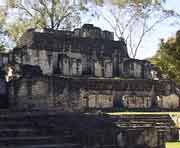 Palste der zentralen Akropolis von Tikal