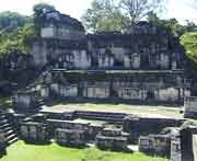 Palste der zentralen Akropolis von Tikal